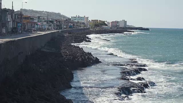 巴拉科阿古巴耀。海浪拍打着这座殖民地风格的小镇的防波堤。建立拍摄/ b-roll视频素材