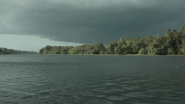 亚马逊圣地的风景在日落与金色的光前雨前视频素材