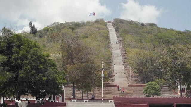 古巴奥尔金的Cerro de la Cruz /天主教十字山。一个受教皇祝福的朝圣地。顶部是古巴国旗。视频素材