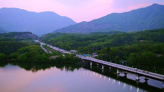 在杜穆梅ori河附近的洋苏大池桥视频素材