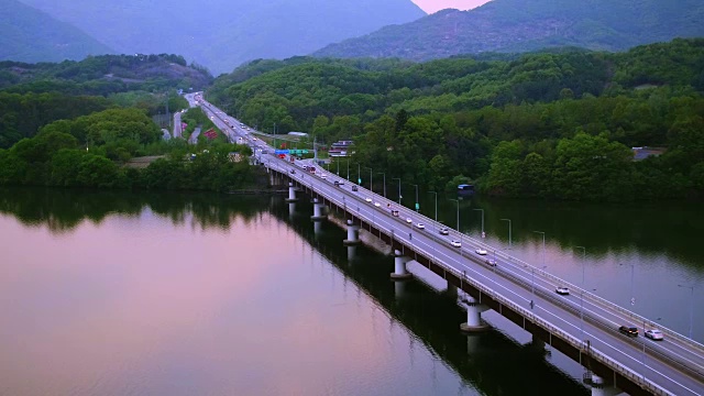 在杜穆梅ori河附近的洋苏大池桥视频素材