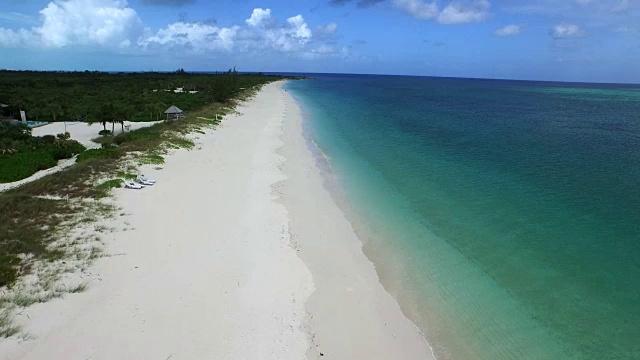 无人机拍摄的海滩海岸线/普罗登夏莱斯，特克斯和凯科斯群岛视频素材