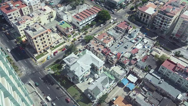 从古巴最高的瞭望台高空俯瞰哈瓦那。城市的天际线与国家酒店国民，马勒康和加勒比海。拍摄于维达多区Focsa大楼。视频素材