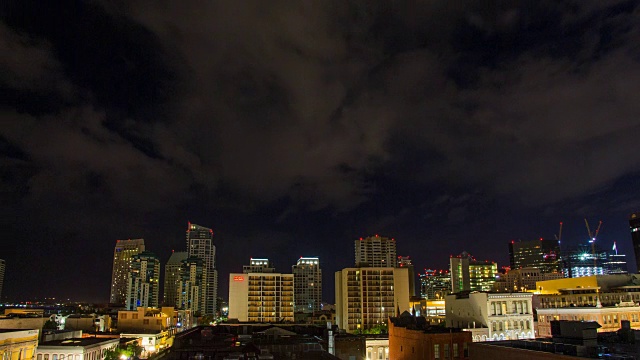 加州圣地亚哥市中心的一段时间。拍摄于一个风雨交加的夜晚。用佳能单反相机拍摄。视频下载