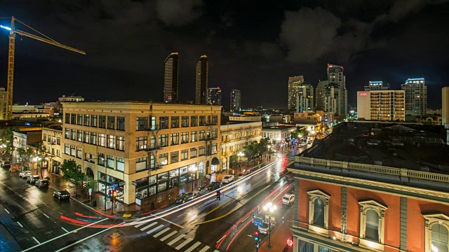 加州圣地亚哥市中心的闪电延时。拍摄于一个风雨交加的夜晚。用索尼单反相机拍摄。视频素材