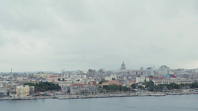 古巴哈瓦那的城市天际线从海湾的另一边。海浪拍打着海浪。加勒比海。视频素材