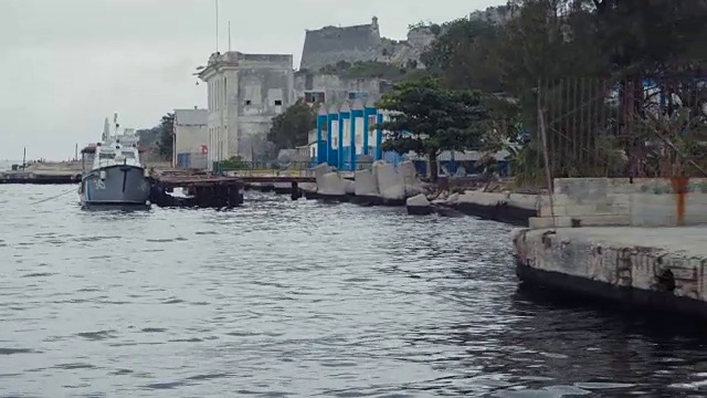 从一艘抵达古巴哈瓦那摩罗城堡的船上。像当地人一样旅行。视频素材