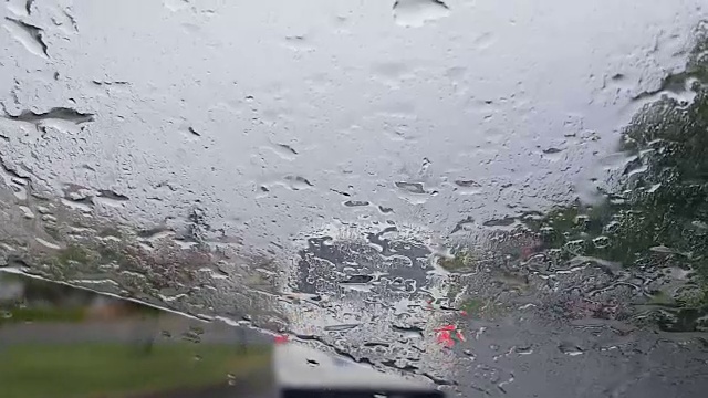 在雨中开车视频下载