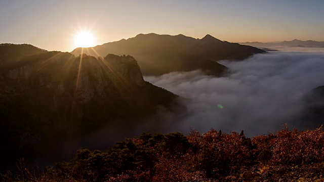 太阳升起时的巨望山视频素材