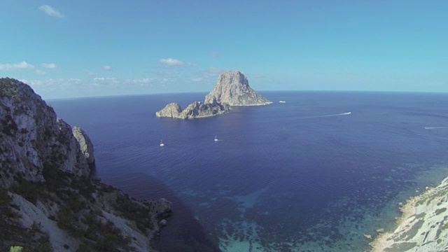 西班牙伊比沙岛的陆地、悬崖和大海的鸟瞰图视频素材