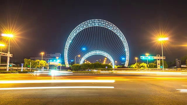 苏州抽象建筑附近的道路交通繁忙。间隔拍摄4 k视频素材