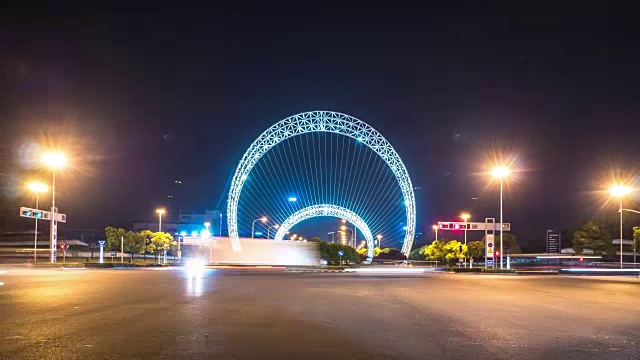 苏州抽象建筑附近的道路交通繁忙。间隔拍摄4 k视频素材