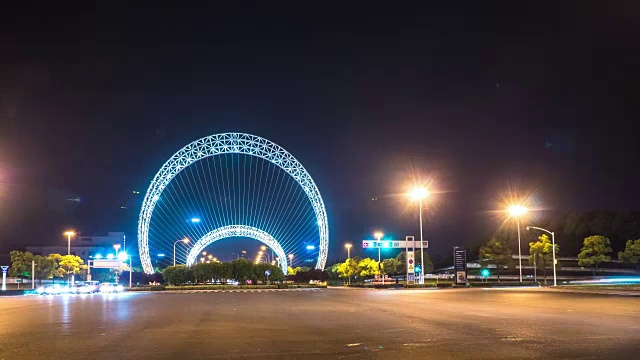 苏州抽象建筑附近的道路交通繁忙。间隔拍摄4 k视频素材