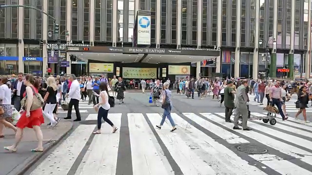 上班族在纽约宾夕法尼亚车站前穿过马路去上班。行人在拥挤的街道上行走视频素材