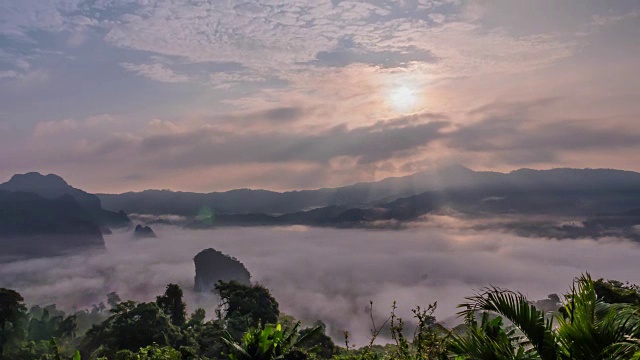 日出，云雾缭绕，时光流逝。视频素材