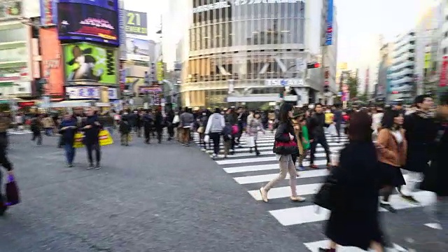 周日下午，在穿过涩谷十字路口时，旋转相机捕捉到了城市景观和行人。视频素材