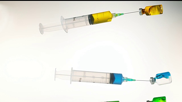 白色背景下的注射器，慢镜头4K视频素材