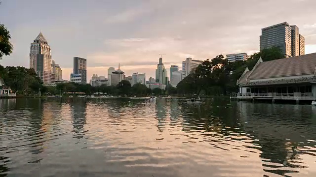 4 k延时;从朗皮尼公园看日落时的曼谷市景视频素材