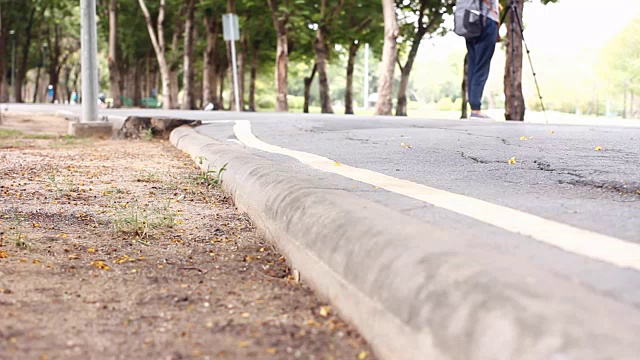 摄影:绿色公园在早晨的道路和自行车。视频素材