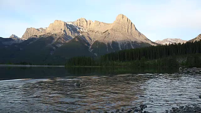 一名男子沿着山湖骑山地车视频素材