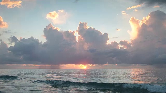 海面上的日出和阴冷的天空视频素材