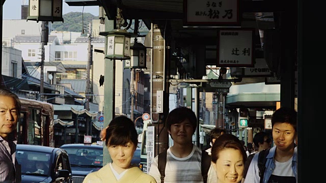 日本街上的覆盖人行道视频素材