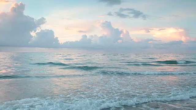 海面上日出时地平线上的云视频素材