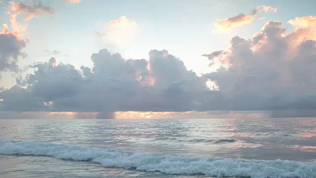 海面上的晨光视频素材