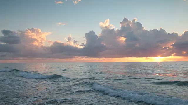 太阳从海上升起视频素材