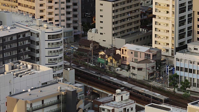 经过大阪的当地火车视频素材