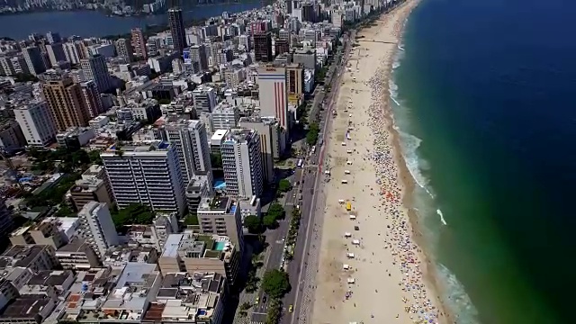 里约热内卢里约热内卢Leblon海滩的空中景色视频素材