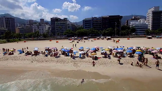 里约热内卢里约热内卢Leblon海滩的空中景色视频素材