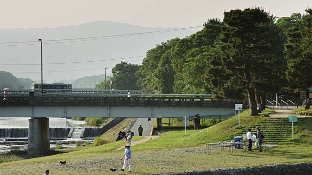 在卡莫河畔野餐和放松视频素材