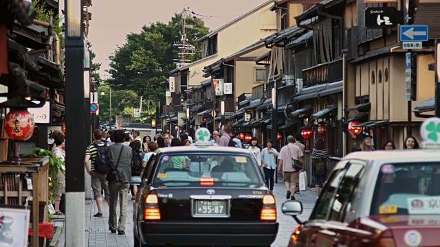 京都花宫路大街上的汽车和行人视频素材