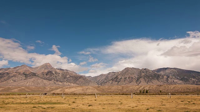 时间流逝云在平原和山脉上移动。视频素材