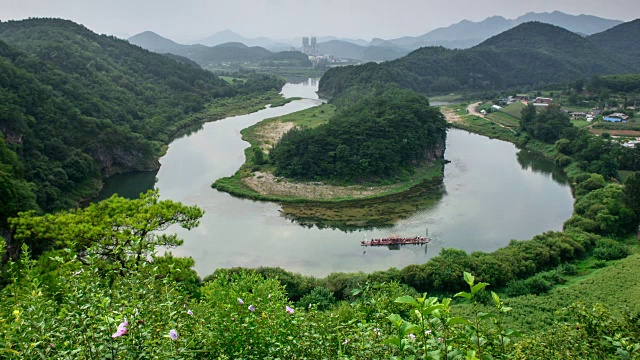 永woolseonammaeul村的朝鲜半岛形状的悬崖视频素材