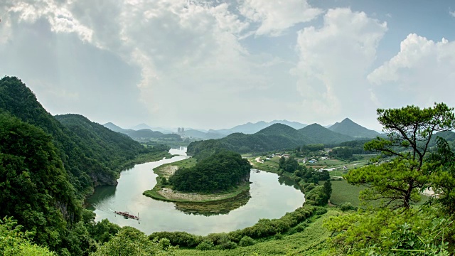 永woolseonammaeul村的朝鲜半岛形状的悬崖视频素材