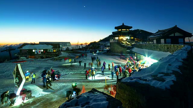 游客在观景台周围的雪山夜景视频素材