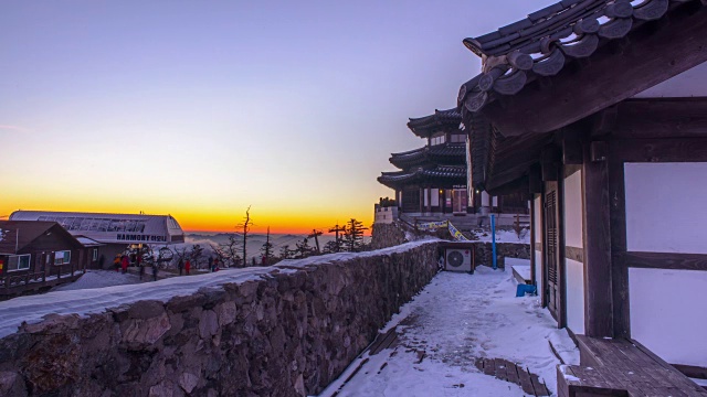 雪山上的观景台日出视频素材