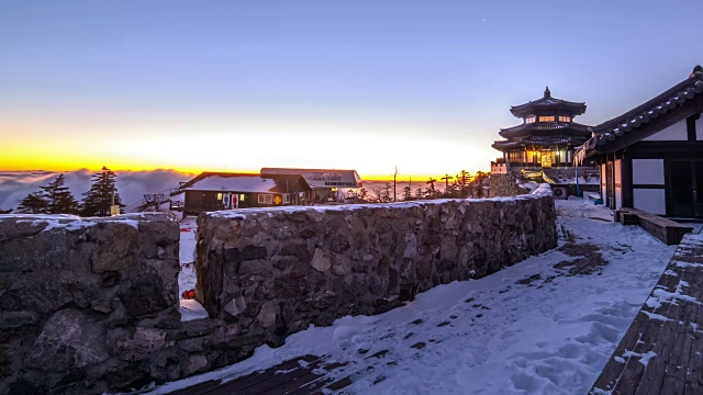 雪山上的观景台日出视频素材