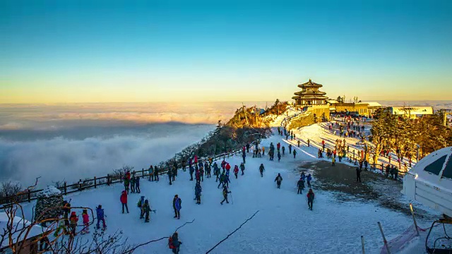 游客们在雪山和云海的观景台周围游览视频素材