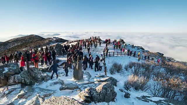 雪山和云海上的游客视频素材