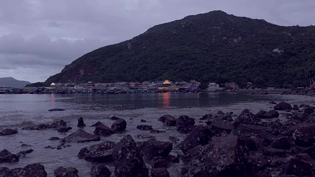 南丫岛黄昏/黎明的海湾，远处有霓虹灯和建筑物。视频下载