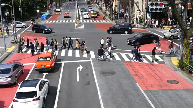 日本东京涩谷明治府宫下Koen Mae十字路口的交通场景。视频素材