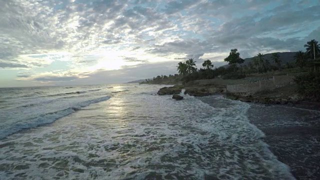 海地海岸线附近的海面鸟瞰图视频素材