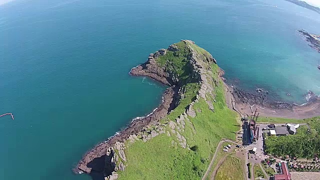 济州岛永美日龙首海岸鸟瞰图视频素材