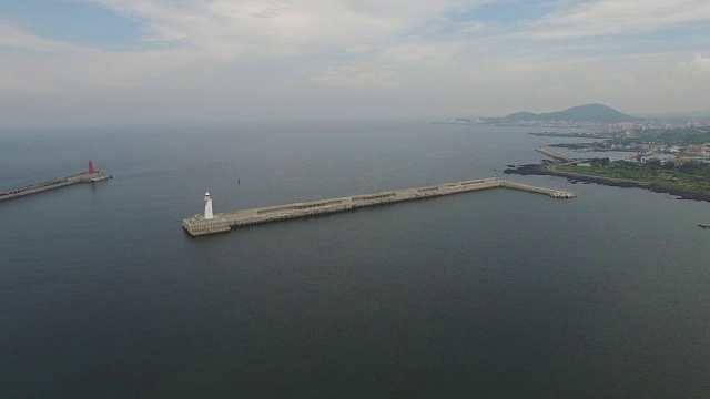 济州岛海上灯塔鸟瞰图视频素材