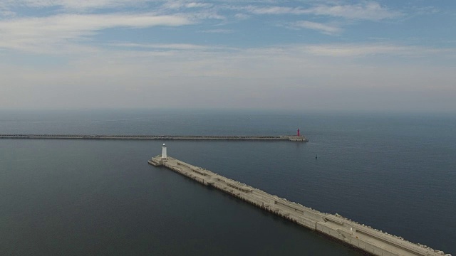 济州岛海上灯塔鸟瞰图视频素材