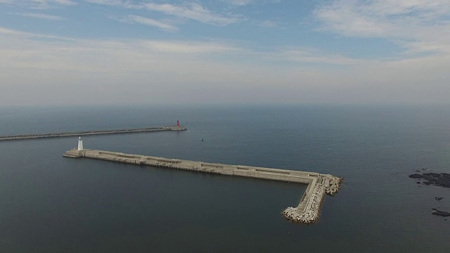 济州岛海上灯塔鸟瞰图视频素材