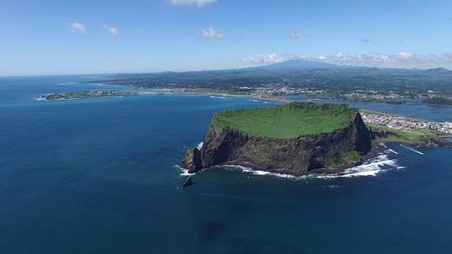 城山一泉峰悬崖鸟瞰图(联合国教科文组织世界遗产)视频素材